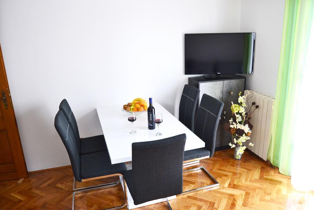 Apartments Mikulic Biograd Na Moru Bagian luar foto